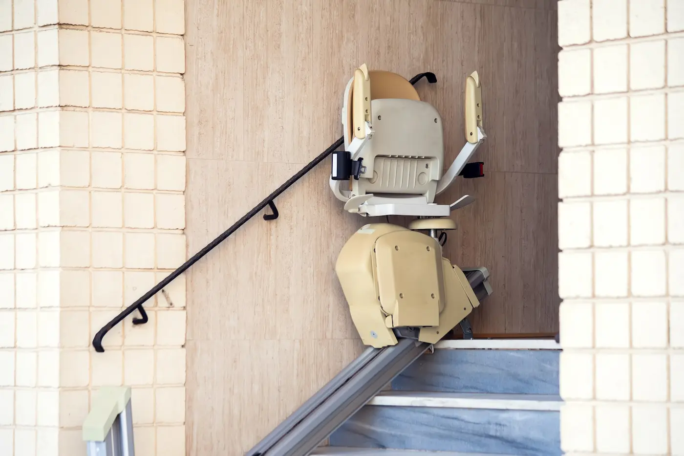Salvaescaleras de exterior instalado en la escalera de acceso a un jardín
