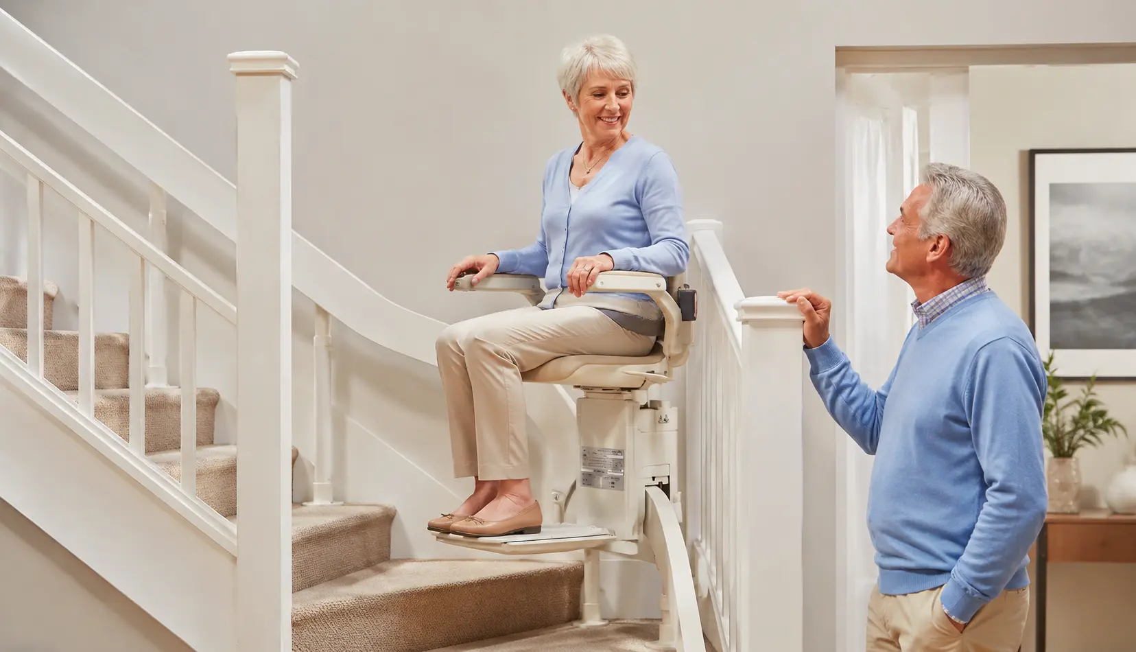 Silla salvaescaleras instalada en la escalera interior de una vivienda de Pozuelo de Alarcón