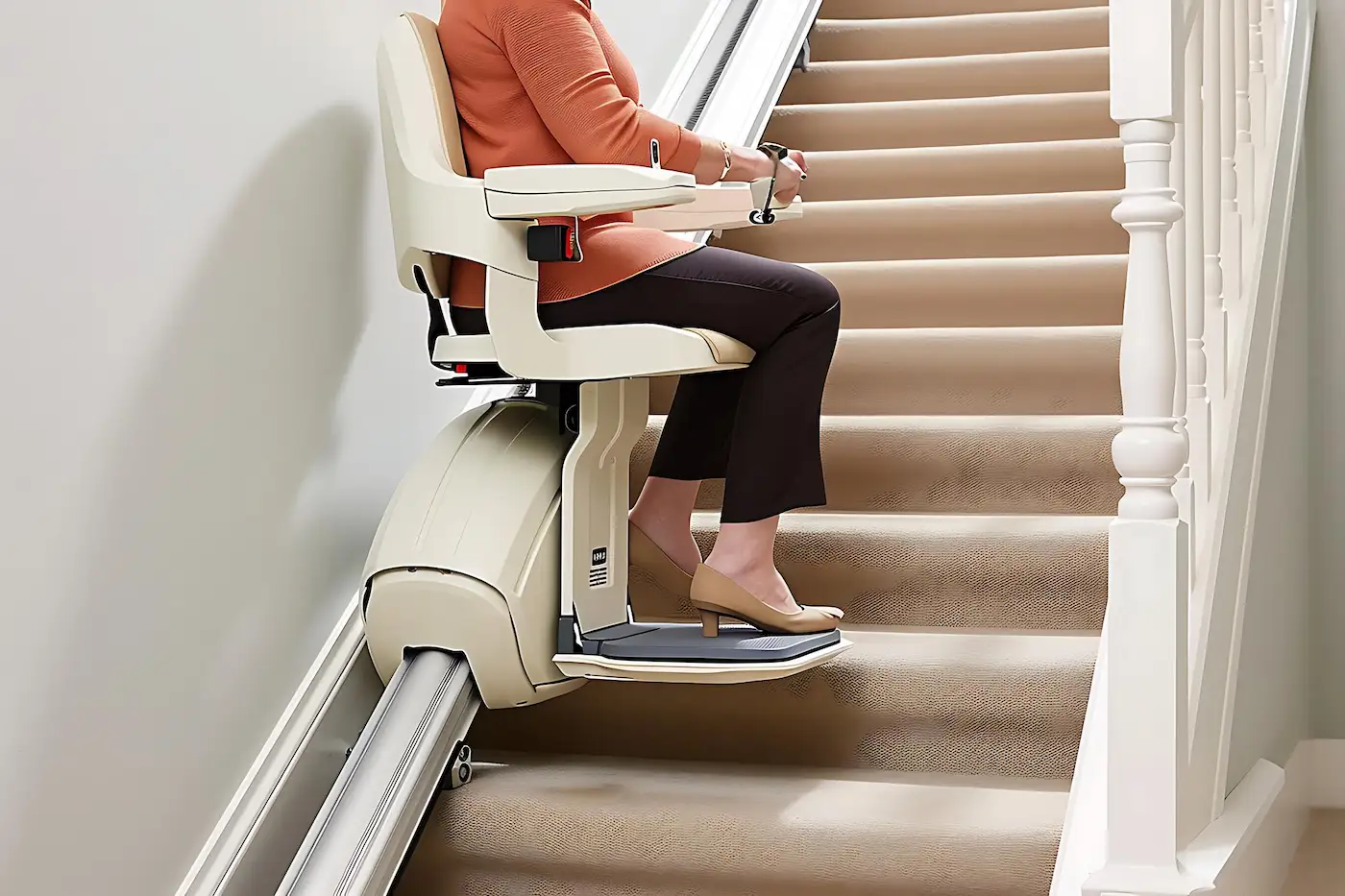 Silla salvaescaleras recta instalada en una escalera de un solo tramo en Pozuelo de Alarcón